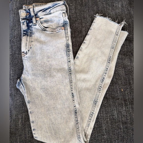 Twenty Denim - We The Free Juniors Women’s Size 25 acid washed medium Rise 25x27 Fringe Hem